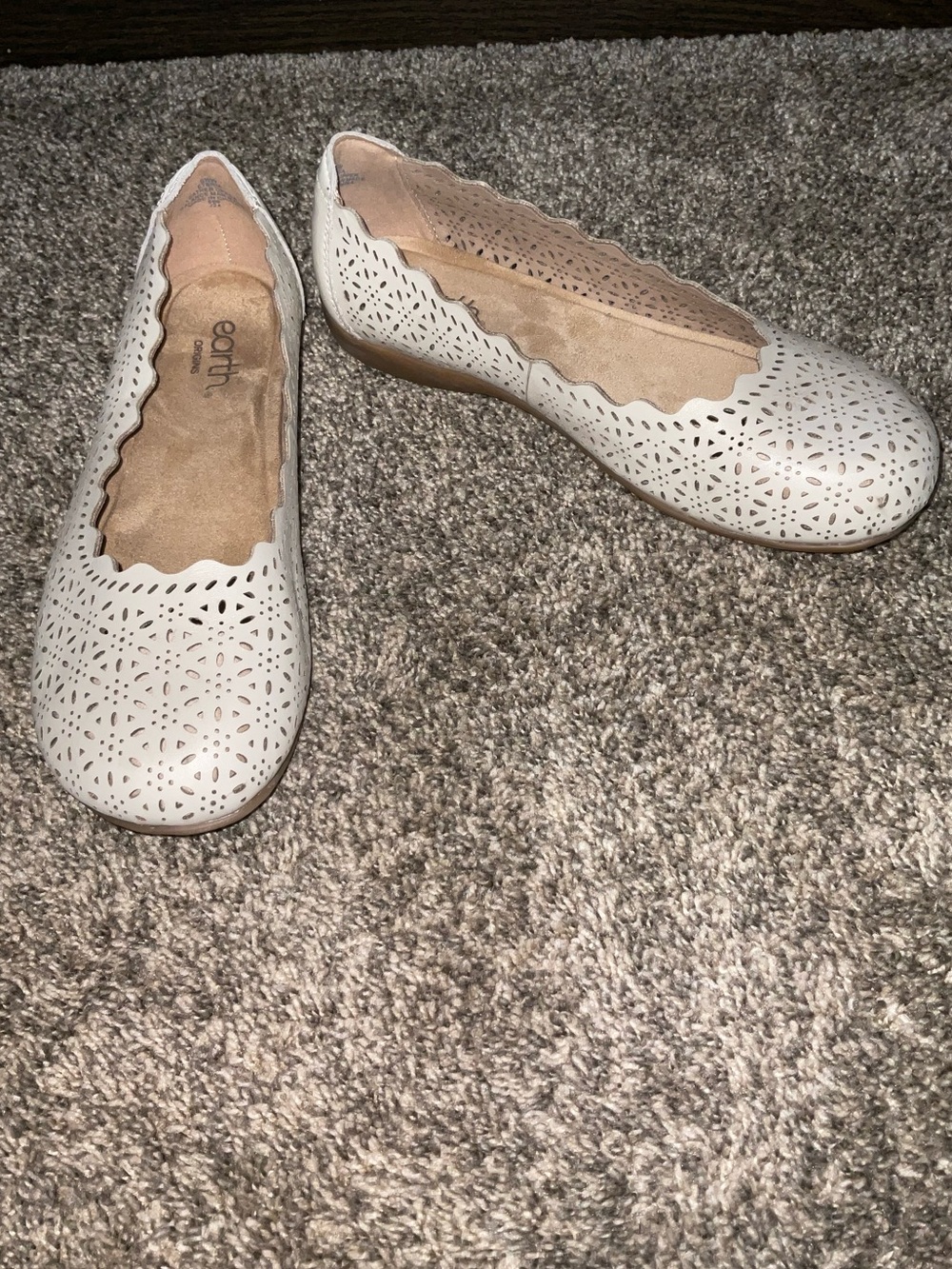 Earth Origins Cream Laser-Cut Scalloped Ballet Flats 8 1/2 Wide